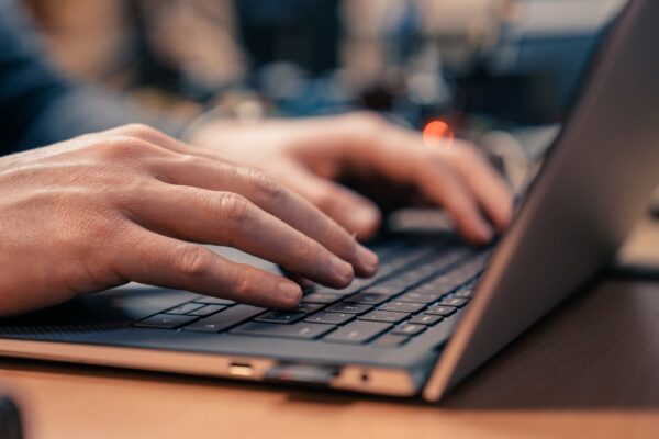 Kodelinjer skrives på et laptop tastatur
