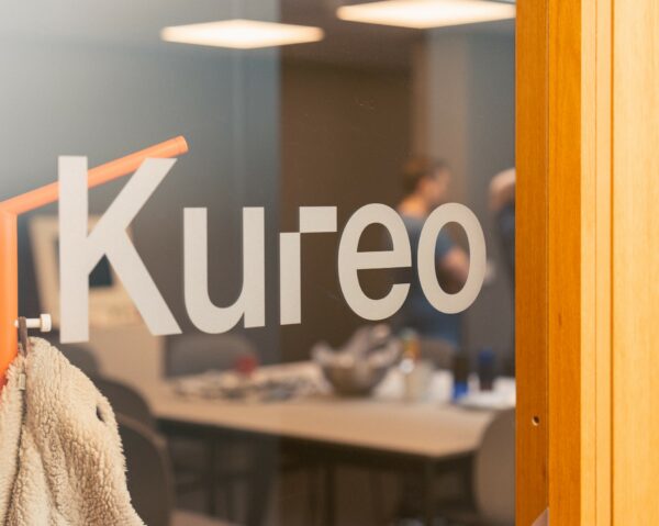 Foliert Kureo logo på glassvegg
